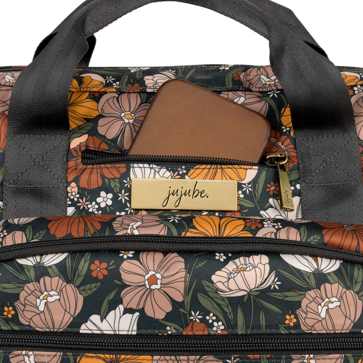 Сумка рюкзак для мамы Dr. B.F.F. с цветочным принтом Far Out Floral JuJuBe лого 